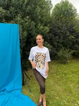 Remerón de algodón blanco con corte oversize y cuello redondo, que presenta un estampado frontal con diseño de una lata de sardinas sobre fondo de rayas.