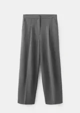 Pantalón de vestir gris de tiro medio, con diseño recto y largo, detalle de pinzas frontales y dos bolsillos laterales. Cuenta con cierre oculto de botón, gancho y cremallera.