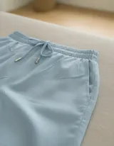 Short tipo bermuda de tiro alto en color celeste, con cintura elástica y cordón ajustable. Presenta un corte suelto y cómodo, ideal para un estilo casual.
