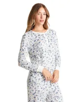 Conjunto de pijama compuesto por una remera de manga larga con escote redondo y cierre frontal de botones, y un pantalón con cintura elástica y lazo de ajuste. Presenta un estampado floral en tonos azules sobre fondo blanco.