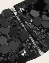 Top strapless corto cubierto de lentejuelas negras brillantes de distintos tamaños.