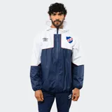 Campera de lluvia Umbro del Club Nacional de Football, con diseño de bloques de color blanco y azul marino. Presenta capucha, cierre frontal completo, puños elásticos y detalles de piping en color rojo. Incluye logo de la marca y escudo del club en el pecho.