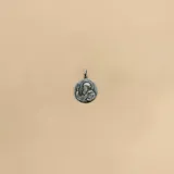 Medalla circular de plata 925 con relieve de San Benito, acabado envejecido.
