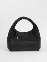Cartera tipo shopper de tamaño grande, confeccionada en material sintético con acabado satinado. Presenta un diseño de hombro con asa integrada y un pequeño logo metálico en la esquina inferior.