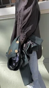 Chaqueta de terciopelo azul marino con hombreras marcadas, mangas largas y bordados florales plateados en el frente. Presenta un diseño estructurado con cierre frontal de botones.