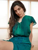 Blusa verde con estampado abstracto, cuello redondo y mangas cortas con volados.