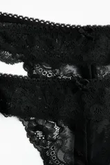 Pack de dos bombachas colaless de tiro bajo, confeccionadas en encaje negro con un pequeño moño decorativo en el centro frontal. Poseen refuerzo interior.