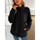 Campera de corderito color blanco, con cuello alto, cierre frontal completo y un bolsillo en el pecho con cierre.