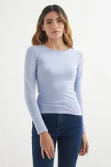 Remera gris oscura de manga larga y cuello redondo, corte ajustado.