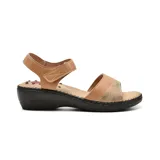 Sandalia de cuero color beige con plataforma baja y cierre con velcro en el tobillo.