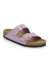Sandalias Birkenstock modelo Arizona, color lila, con doble tira ajustable con hebillas doradas.
