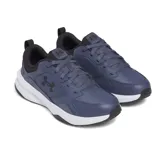 Championes de entrenamiento Under Armour modelo Charged Edge, color azul marino con detalles en negro y suela blanca. Presentan una parte superior de malla transpirable con revestimientos de cuero y material sintético para mayor durabilidad, entresuela Charged Cushioning para amortiguación y suela de goma con tracción.