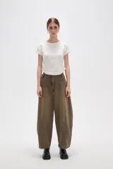 Pantalon de jean con corte tipo balloon, de tiro medio y diseño holgado con costuras verticales frontales.