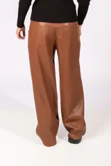 Pantalón de vestir color beige, de corte recto y tiro medio, confeccionado en material simil cuero.