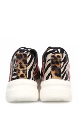 Zapatillas deportivas de cuero color marrón con detalles en animal print y cordones.