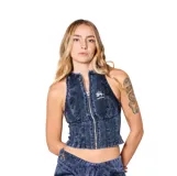 Top estilo nadador con cierre frontal completo, confeccionado en tela con efecto de lavado ácido en tono violeta oscuro. Presenta costuras verticales decorativas y un pequeño logo bordado en el pecho.