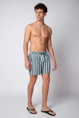 Short de baño con diseño de rayas verticales en blanco y negro, con cintura elástica ajustable mediante cordón y logo metálico pequeño en el ruedo.