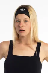 Vincha deportiva negra de lycra con logo blanco estampado.