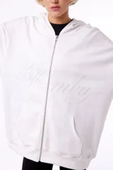 Hoodie blanco de rústico con cierre desmontable, estampa serigráfica Blkmba en el frente y bolsillos laterales.