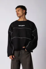 Buzo oversize de corte boxy, confeccionado en algodón rústico de alto gramaje en color beige. Presenta cuello redondo con borde crudo, mangas largas y una estampa frontal con el texto VCP delimitado por líneas horizontales blancas.