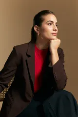 Blazer de corte sastrero con solapas clásicas y estructura definida. Presenta un diseño versátil con silueta ligeramente oversized, ideal para un estilo sofisticado y atemporal.