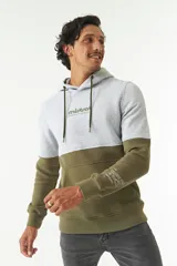 Buzo canguro de felpa con capucha, cordones ajustables, bolsillo tipo canguro y logo estampado en el pecho.