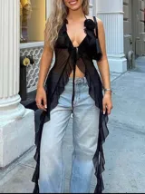 Top negro de tul transparente con escote profundo, detalle de volados en los bordes y una flor decorativa en el hombro. Diseño largo con abertura frontal.