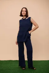 Pantalón ancho de punto con textura acanalada, color azul marino.