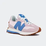 Championes urbanos New Balance modelo 327, con diseño retro inspirado en los años 70. Presentan una combinación de colores rosado y azul, con el logo 'N' sobredimensionado en el lateral, entresuela de espuma acolchada y suela de goma con tacos extendidos hacia el talón.