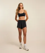 Short deportivo negro con rayas blancas en los laterales y bombacha interna.