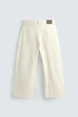 Pantalón relaxed fit negro confeccionado en tejido de algodón con estructura diagonal, estilo de cinco bolsillos y cierre frontal con cremallera y botón metálico.