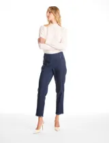 Pantalón tipo jegging de tencel en color azul oscuro, con pretina ancha elástica, bolsillos simulados en la parte delantera y bolsillos aplicados en la parte trasera. Presenta un corte al tobillo con ruedo desflecado.