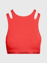 Corpiño deportivo rojo Calvin Klein Deconstructed, con cuello redondo y detalle cut-out en los hombros. Presenta copas suaves sin relleno y banda inferior elástica con logo de la marca.