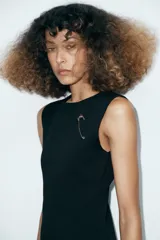 Vestido midi de cuello redondo y sin mangas, confeccionado en tejido liso con un panel inferior asimétrico de encaje negro.
