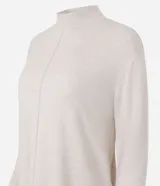 Suéter de punto bordó, con cuello alto, mangas largas y costuras verticales decorativas en el frente.