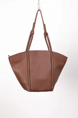 Bolso tote de cuero color marrón con doble asa de mano.