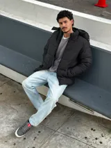 Pantalón de jean celeste claro, de corte holgado.