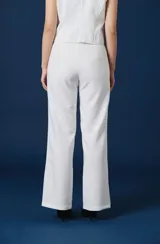 Pantalon de vestir azul marino con corte recto y silueta amplia de caida fluida, con cintura definida y cierre frontal oculto.