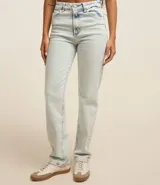 Pantalón recto de jean celeste con efecto mármol, cintura con trabillas, cierre por botón y cremallera, bolsillos delanteros y traseros.