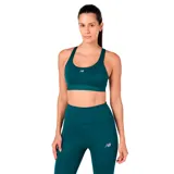 Top deportivo New Balance de color verde esmeralda, con diseño de espalda nadadora y logo reflectante en el frente.