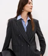 Blazer oversized de sastre Cortelle, color negro con diseño a rayas, cierre cruzado de doble botonadura y solapas clásicas.