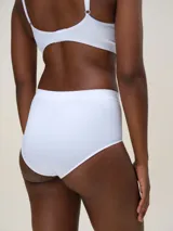 Bombacha de tiro alto confeccionada en microfibra seamless, con diseño de cobertura completa y acabado suave sin costuras.