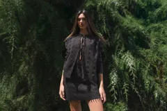 Minifalda azul con lurex y mostacillas en el ruedo.