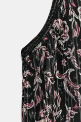 Top halter de tejido estampado con hilo metalizado y lentejuelas, cuello alto y bajo asimétrico con forro interior y cierre trasero con botones.