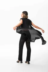 Chaleco largo sin mangas de tejido de punto negro, con trama artesanal calada y caída suave.