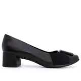 Zapato de cuero negro con taco cuadrado bajo, detalle de elástico y aplique metálico en el empeine.