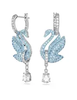 Par de caravanas colgantes Swarovski con aros plateados con incrustaciones de cristales y dije de cisne azul con cristales y dije de cristal transparente en forma de lágrima.