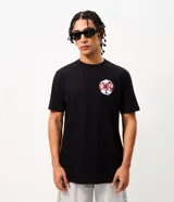 Remera de algodón color negro con cuello redondo y manga corta. Presenta una estampa en la espalda con la imagen de la banda The Cure y efecto de pintura chorreada, junto con el logo de la banda en color rojo.