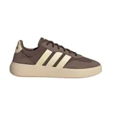 Championes Adidas Barreda Decode, color marrón con las tres tiras características en tono crema y suela de goma en el mismo tono. Confeccionados en una combinación de gamuza y material textil.