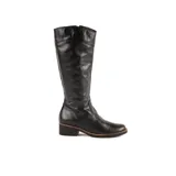 Bota de caña alta de cuero negro, con tacón bajo y costuras pespunteadas a contratono.